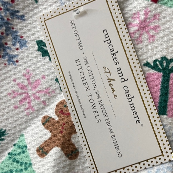 Christmas Cupcakes & Cashmere PINK Gingerbread ๐ฉท๐2pk Kitchen Towels NWT - Picture 4 of 4